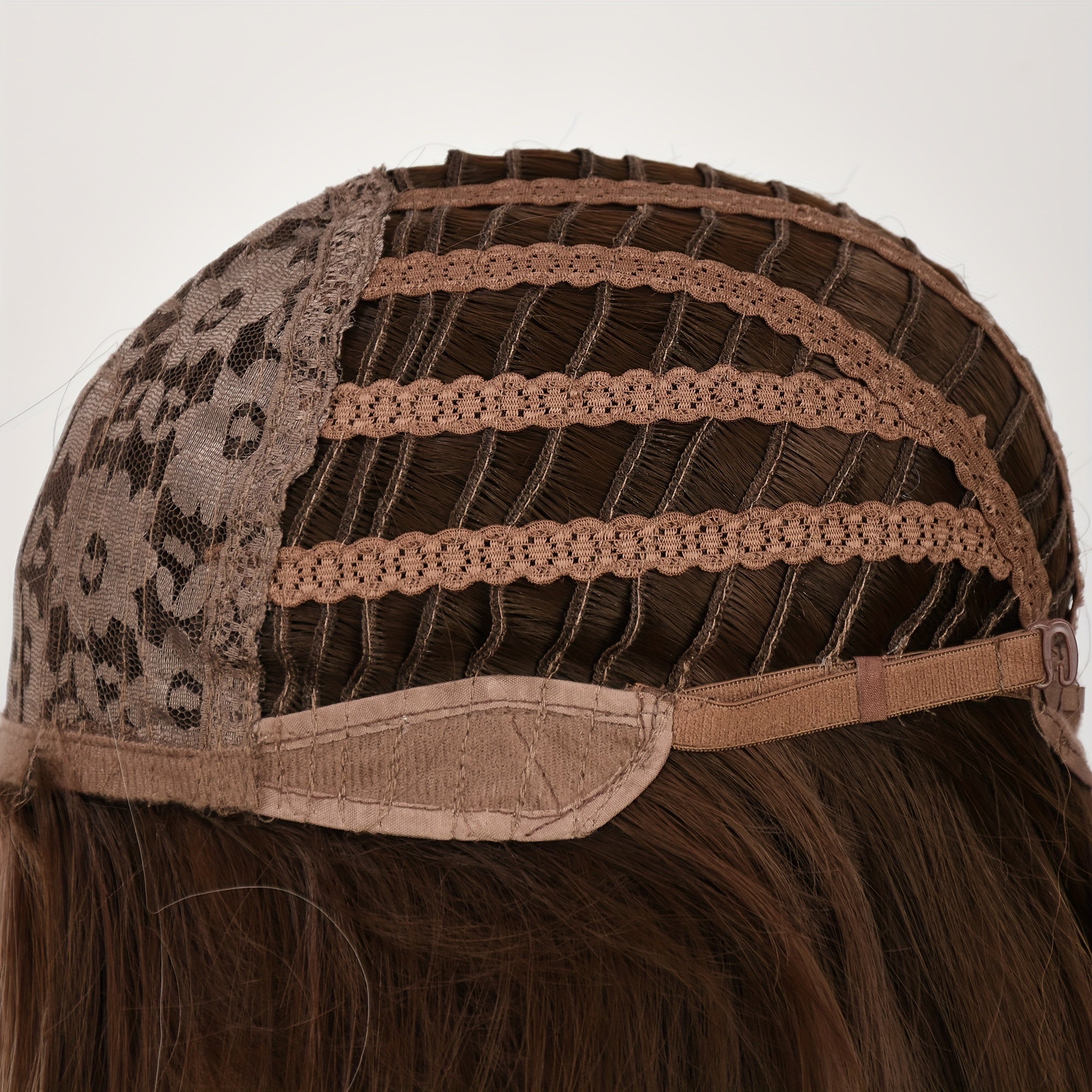 Synthetic Wigs for Women, Shoulder-length, with A Water Wave Style. It Has Brown Highlights. The Roots Of The Hair Are Brown, And The Middle Part Of The Hair Is In A Loose Curly Wave Shape. The Length Of The Wig Is 30 Inches, Suitable for Beginners.